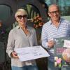 LGS-Geschäftsführerin Claudia Knoll und Ernst Köhler, Inhaber der Köhlers Vollkornbäckerei, bei der Scheckübergabe vor der "Blumenbrezel" der jüngsten Köhlers-Filiale am Hubland.