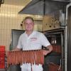 "Im Praxisunterricht habe ich das gemacht, was ich zuhause im Betrieb auch gerne mache: die Wurstherstellung", sagt Elias Schoppel, Juniormetzger im Stadtlauringer Familienbetrieb. "Im Praxisunterricht habe ich das gemacht, was ich zuhause im Betrieb auch gerne mache: die Wurstherstellung", sagt Elias Schoppel, Juniormetzger im Stadtlauringer Familienbetrieb.