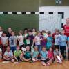 Handball mit den „Profis": Daniela Scholz, Jugendleiterin der Handballabteilung des TSV Partenstein (kniend Zweite von links), holte sich für den zweiten Bayernweiten Grundschulaktionstag professionelle Unterstützung durch Spieler der Herrenmannschaft und Jugendbetreuer des TSV.