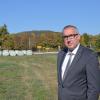 Am Aschacher Kreisel (Marktgemeinde Bad Bocklet) will die Handelskette Rewe einen Verbrauchermarkt ansiedeln. Im Bild Bürgermeister Andreas Sandwall auf dem betreffenden Grundstück, im Hintergrund der Verkehrskreisel.