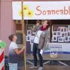 Zum Sonnenblumen-Wettbewerb des „Stadtmarketingvereins Gemünden aktiv” hatte Jayden Lampert aus Wernfeld (hier mit Vereinsgeschäftsführerin Else Platzer) sein 3,60-Meter-Gewächs sogar mitgebracht.
