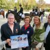 Bei der Scheckübergabe (von links) Theresa Schenk, Jochen Klingler und Thünde Borsos (Reitverein), Sabine Bordon (Deutsche Bank) und Bürgermeister Adolf Bauer.  Foto: Herbert Kriener