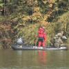 Rückblick: Polizeibeamte suchen im Jahr 2010 am Ufer des Erlabrunner Badesees nach Leichenteilen.