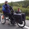 Mit einem Anbauteil wird aus Michael Bräunigs Sport-Rollstuhl ein Handbike, das für ihn zum einen ein Sportgerät darstellt, ihm aber auch eine Menge Unabhängigkeit verschafft.