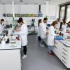 Im Labor der PTA-Schule: angehende PTAs beim Herstellen von Arzneien. 