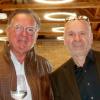 Winzer Horst Sauer (rechts) mit Klaus Udo Müller (Lions) in der Festscheune auf Gut Wöllried.  Foto: Herbert Kriener