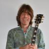 Ein Rocker wie aus dem Bilderbuch: John Idan, heutzutage vor allem erfolgreich mit den reformierten Yardbirds unterwegs, ist Teil des illustren Trios, das gemeinsam mit vielen weiteren Musikern bei der Clapton-Tribute-Nacht die Musik des „Gitarrengottes“ auf mehr als fünf Jahrzehnten performen wird. Zum Redaktionsbesuch hatte er eine 68er-Gibson mitgebracht, die sich Eric Clapton selbst auch schon mal ausgeliehen hat.