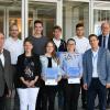 Ausgezeichnete Ergebnisse bei der Sommerprüfung der IHK erzielten die Prüflinge der ZF Friedrichshafen AG am Standort Schweinfurt: (hintere Reihe, von links) Betriebsrat Marcel Preusche, Jannik Frank (Industriemechaniker), Kai Jakob (Werkstoffprüfer und IHK-Kammersieger), Philipp Seißinger (Werkzeugmechaniker) und Personalleiter Oliver Sprenger, (vorne) Ausbilder Joachim Zängerlein, Ausbilderin Kerstin Reichert, Isabella Schraut (Kauffrau), Sophia Ankenbrand (Zerspanungsmechanikerin) und Ausbildungsleiter Jens Wunderwald.