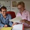 Ruth Belzner (links), die Leiterin der Würzburger Telefonseelsorge, bespricht mit ihrer Kollegin Angelika Pfefferkorn, wie sie sich nach ihrem Ruhestand ehrenamtlich bei der Telefonseelsorge einbringen kann.  Foto: Pat Christ