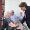 Barbara Stamm im Gespräch mit Bewohnern des Caritas-Altenheims St. Martin in Lohr.