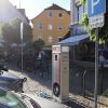 Zwischen Marktstraße und Main befindet sich eine Ladestation für zwei Elektroautos. Trotz extra Beschilderung parken - wie durch durch den rechten PKW zu sehen - häufig Diesel oder Benziner auf den Kitzinger E-Tankstellen und blockieren diese dadurch.