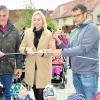 Mit dem Durchschneiden des weiß-blauen Bandes gab Bürgermeisterin Anna Stolz (Bildmitte) zusammen mit den Gänheimer Stadträten Johannes Keidel (links) und Bastian Weippert (rechts) die sanierte Bogenbrücke, die am nördlichen Ortsausgang von Gänheim die Wern und den Mühlbach überspannt, offiziell für den Verkehr frei.