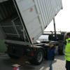 Hält die Sicherung oder rutscht die Ladung aus dem Container? Tonnenschweres Gewicht in Schräglage Foto: Alfred Gehring Hält die Sicherung oder rutscht die Ladung aus dem Container? Tonnenschweres Gewicht in Schräglage Foto: Alfred Gehring