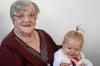 Die 90-jährige Erna Schneider mit dem jüngsten Urenkel, Klara.