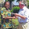 Die gute Tat: Passend wurde das Geld von der Kolpingjugend aus Bad Könisghofen vor der Abteikirche in Eibingen von Hans Hälker an den Pfarrer Tumaini Ngonyani Litereku übergeben.