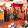 Das Steigerwälderlied zum Abschluss von zweieinhalb vergnüglichen Stunden im Theaterhaus (von links): Josef Fröhling, Irmgard Fröhling, Anja Iff, Monika Freiberger, Silvia Kirchhof, Stefan Mai, Charly Weikert, Rita Spiegel, Karlheinz Stöcklein (verdeckt), Bruno Steger, Karin Böhm, Erich Servatius, Sonja Greb und Thomas Heilmann.