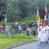 Wallfahrt nach Burgwindheim:  70 Pilger nahmen an der  Wallfahrt der Pfarrei Dingolshausen zur Blutskapelle teil. Unser Bild zeigt die Pilger vor der Ankunft an der Blutskapelle in Burgwindheim.