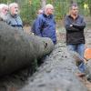 Bild oben: Das Kreuz steht für einen vom Borkenkäfer befallenen Baum. Er muss schleunigst aus dem Wald.Bild unten: Nachdenkliche Gesichter beim Waldbegang des Hofheimer Stadtrats. Bild oben: Das Kreuz steht für einen vom Borkenkäfer befallenen Baum. Er muss schleunigst aus dem Wald.Bild unten: Nachdenkliche Gesichter beim Waldbegang des Hofheimer Stadtrats.