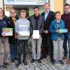 Ausrichter, Gewinner und Sponsoren des Preisausschreibens anlässlich der 3. Ausbildungs- und Freiwilligenmesse: von links Anne Königsmann, Anja Iff, Noah Kreisheimer, Hannes Drechsel, Arnulf Koch, Ben-Jakob Schwerdt und Stadtteilmanager Daniel Hausmann.