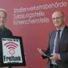 Landrat Wilhelm Schneider und Mathias Ullrich, Leiter der Verkehrsbehörde, testen den kostenlosen Zugang über Freifunk Franken.