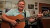 Gerne greift Thomas Rützel zur Gitarre. Foto: Herbert Ehehalt
