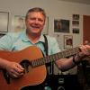 Gerne greift Thomas Rützel zur Gitarre. Foto: Herbert Ehehalt