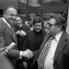 Die damaligen Parteivorsitzenden Helmut Kohl (CDU, links) und Franz Josef Strauß (CSU) verabschieden sich nach ihrem Spitzengespräch über den Unionsstreit. Die CSU hatte am 19.11.1976 auf ihrer Klausurtagung in Wildbad Kreuth beschlossen, die seit 1949 bestehende Fraktionsgemeinschaft mit der CDU nicht mehr fortzusetzen. Die damaligen Parteivorsitzenden Helmut Kohl (CDU, links) und Franz Josef Strauß (CSU) verabschieden sich nach ihrem Spitzengespräch über den Unionsstreit. Die CSU hatte am 19.11.1976 auf ihrer Klausurtagung in Wildbad Kreuth beschlossen, die seit 1949 bestehende Fraktionsgemeinschaft mit der CDU nicht mehr fortzusetzen.