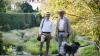 Leiter des Gartenamts Dr. Helge Bert Grob (links) und der Leiter des Gartenamts zur Zeit der Landesgartenschau 1990 Alfred Büstgens führen durch die Anlage.  Foto: Johannes Kiefer
