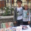 Zwei fröhliche Jungs boten auf dem Kinderflohmarkt vor dem Rathaus ihre Ware feil. Foto: Rainer Weis