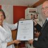 Mit einer Ehrenurkunde hat die Industrie- und Handelskammer Würzburg-Schweinfurt Sonja Liebenstein vom Hofheimer Reisebüro geehrt. IHK-Mitarbeiter Christian Mauer überreichte die Urkunde in den neuen Reisebüroräumen in Eichelsdorf.