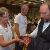 Anton Hofreiter signierte im Anschluss an seine Lesung sein Buch "Fleischfabrik Deutschland". Foto: Matthias Ernst