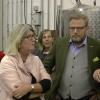 Der Bundestagsabgeordneten Britta Dassler (Zweite von links), FDP-Landtagskandidaten Karl Graf von Stauffenberg (Dritter von links) und Katrin Hiernickel (links) zeigte der Eigentümer des Weinguts Heigel, Christoph Hinderfeld (rechts), seinen Betrieb.