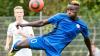 Nimmt den Ball volley: Mamadou Bah von den U-19-Junioren des Würzburger FV im Landesliga-Heimspiel gegen den TSV Buch (hinten Kevin Riemel).