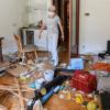 Bianca H. steht fassungslos vor dem Durcheinander, das ein Mietnomade in ihrer Wohnung hinterlassen hat. Foto: Thomas Obermeier
