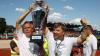 Der damalige Trainer Gerd Klaus (links) und Schweinfurts Präsident Markus Wolf feiern am 21. Mai den Gewinn des Toto-Pokals.