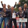 (hada)   Bei der deutschen Meisterschaft im Feldfaustball der Männer ab 45 Jahren sicherte sich der TV Oberndorf Bronze. Der Grundstein wurde gelegt, als der deutsche Meister Rosenheim (2:0) besiegt wurde – ebenso wie Weisel und Ruschwedel. Somit konnten die Oberndorfer die Niederlagen gegen den TSV Hagen verschmerzen, gegen den sie in der Vorrunde und im Halbfinale verloren. Im kleinen Finale ließen die Oberndorfer Gastgeber Kellinghusen mit 2:0 keine Chance. Von links: Ronnie Weißenberger, Marco Berger, Thomas Sauter, Gerhard Schuler, Uwe Sagstetter und  Michael Göppner.