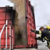 Im Brandübungscontainer bekämpften Atemschutzträger einen Zimmerbrand unter realen Bedingungen. Foto: Gerhard Krämer