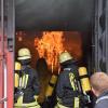 Im Brandübungscontainer bekämpften Atemschutzträger einen Zimmerbrand unter realen Bedingungen. Foto: Gerhard Krämer