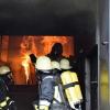 Im Brandübungscontainer bekämpften Atemschutzträger einen Zimmerbrand unter realen Bedingungen. Foto: Gerhard Krämer
