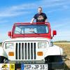 „Ein Mann und sein Jeep”. Sebastian Spiller ist stolzer Besitzer einer originalen Replik der Wrangler-Jeeps aus den Jurassic Park Filmen.