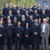 (geha)   62 neue Beamtinnen und Beamte für die Polizeidienststellen in Unterfranken hat Polizeivizepräsident Martin Wilhelm in den Räumen der III. Bereitschaftspolizeiabteilung in Würzburg willkommen geheißen. Zum ersten Mal präsentierten sich die Neuzugänge komplett einheitlich in der neuen, blauen Uniform. Ein Teil der Beamten hat erst vor kurzem die Ausbildung bei der Bereitschaftspolizei erfolgreich absolviert. Doch auch erfahrene Beamtinnen und Beamte aus den Präsidien Oberbayern-Süd, Oberbayern-Nord, Schwaben Süd/West, München und Mittelfranken fanden im Rahmen der Austauschversetzung zum Monatsbeginn den Weg in die Heimat, berichtet das Polizeipräsidium Unterfranken. Polizeivizepräsident Martin Wilhelm, Leitender Regierungsdirektor Thomas Reil und Polizeihauptkommissar Christian Schulz beglückwünschten die neuen Mitarbeiterinnen und Mitarbeiter zur Versetzung nach Unterfranken. 26 Neuzugänge werden den Bereich Untermain, 20 den Bereich Main-Rhön sowie 16 den Bereich Mainfranken verstärken. Im Großraum Aschaffenburg gibt es im unterfränkischen Vergleich weniger Bewerber und Auszubildende für den Polizeidienst. Um den Kräftebedarf dort zu decken, würden daher ab September 18 Kolleginnen und Kollegen aus dem Raum Würzburg oder Schweinfurt als erste Station ihrer Karriere in Unterfranken bei Polizeidienststellen am Untermain Dienst leisten, hieß es in der Pressemitteilung.