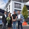 Glückwünsche und gemeinsame Freude über das neue Bürogebäude im Hintergrund. Im Bild von links Rolf Hahn, Vorsitzender der Geschäftsführung, Architektin Lisa Kraft, Projektleiter Elmar Martin und Schweinfurts Oberbürgermeister Sebastian Remelé.