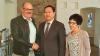 Handschlag zwischen den Kulturen: Richard und Anita Köth mit dem mongolischen Botschafter Ganbat Damba im Alten Schloss Baruth.