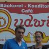 Warten auf die Entscheidung über die Zukunft der Bäckerei Ludwig: Rainer Ludwig und seine rechte Hand Linda Sterzinger Ende Juli vor dem Logo des Unternehmens an dessen Hauptstelle in Oerlenbach.
