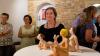 Susanne Sommer zeigt in der Eventgalerie unter dem Titel „KINGs & QUEENs“ und andere kleine Leute Figuren und Malerei.