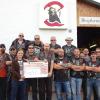 Einige Member des Scytheman Motorradclubs überreichen den Spendenscheck an Botschafterin Steffi List.