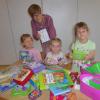 Im Kindergarten Gaukönigshofen präsentieren Raphaela, Emely und Lia (von links) mit Annette Lörner einige der Sachpreise die es bei der Tombola beim Marktfest zu gewinnen gibt. Foto: Hannelore Grimm