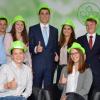 Berufsstart bei der AOK in Würzburg. Unser Foto zeigt (stehend v. li.) AOK-Ausbildungsleiter Chris-tian Berger, Noah Ratsch, Pauline Riedmann, Marco Wolf, Hanna Bischof, Lukas Hertlein, AOK-Direktor Horst Keller, (sitzend v. li.) Romina Coc-corullo und Paula Schöntag. Foto: Johannes Schuckert, AOK