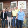 Schützenmeister Uwe Unger 2.v.l gratulierte den Siegern beim traditionellen Strohschießen in Serrfeld v.l. Heinrich Seidling, Isabell Engelbrecht, Tobias Gollhardt, Perter Unger, Ehrenschützenmeister Reinhard Mohr und Hans Meister