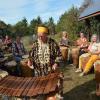20 Jahre Eine-Welt-Team Roden: Bei einem Hoffest wurde das Jubiläum gefeiert. Die Gäste lauschten in gemütlicher Atmosphäre den Klängen der Trommelgruppe des Trommelhaus-Ensembles Würzburg und der Gruppe Drum Team mit traditionellen Rhyhthmen aus Westafrika  lauschen.